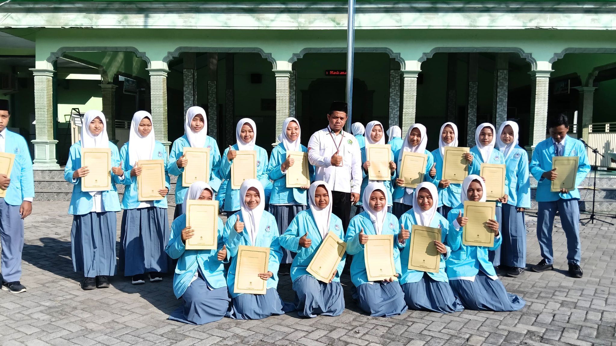 Meraih Prestasi Gemilang, Siswa MAN 3 Nganjuk Terima Reward dari Madrasah