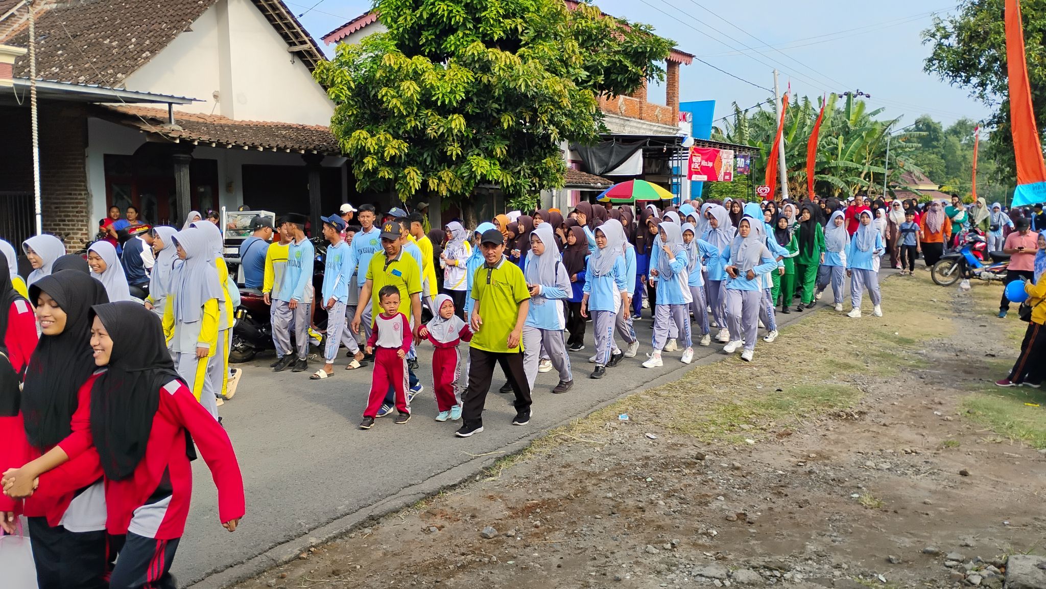 Perkuat Kerukunan dan Sinergi, MTsN 3 Nganjuk Meriahkan Jalan Santai HAB ke-80 Kemenag