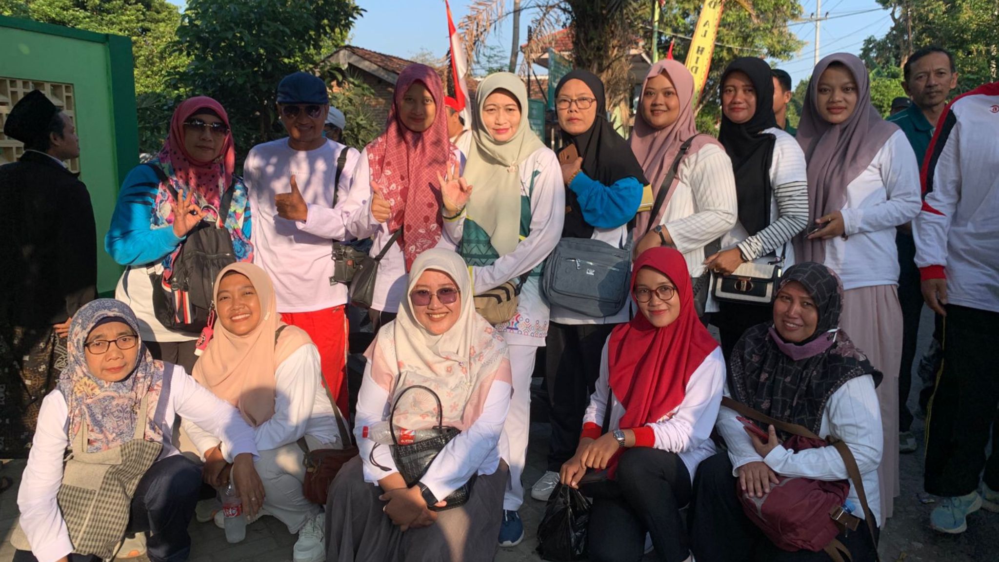 MAN 3 Nganjuk Meriahkan Jalan Sehat Kerukunan HUT RI ke-80