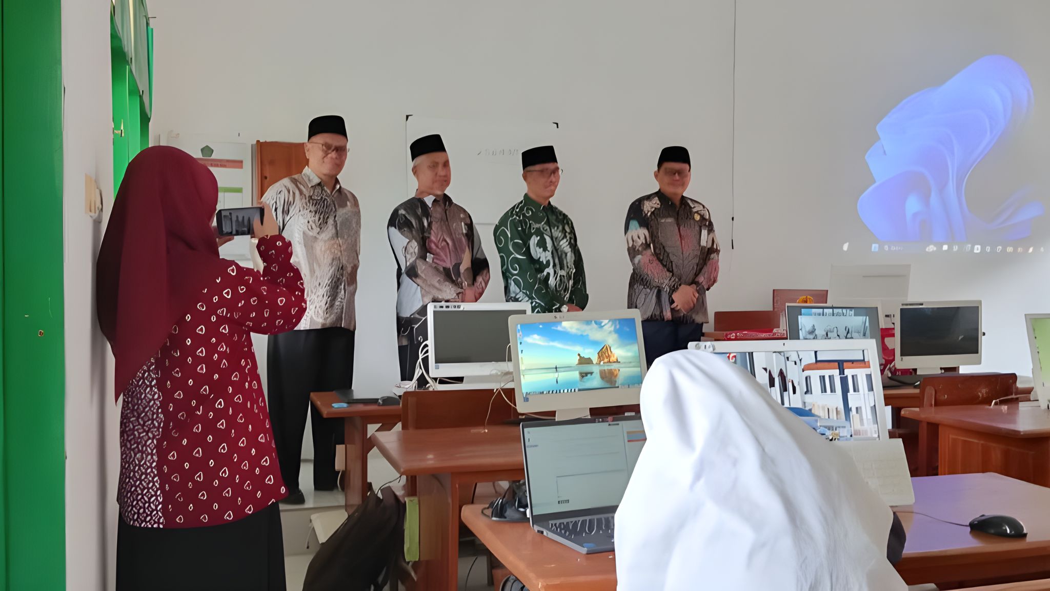 Langkah Pasti Menuju Prestasi, Kakankemenag Nganjuk Sambangi OMI Tingkat Provinsi di MTsN 5