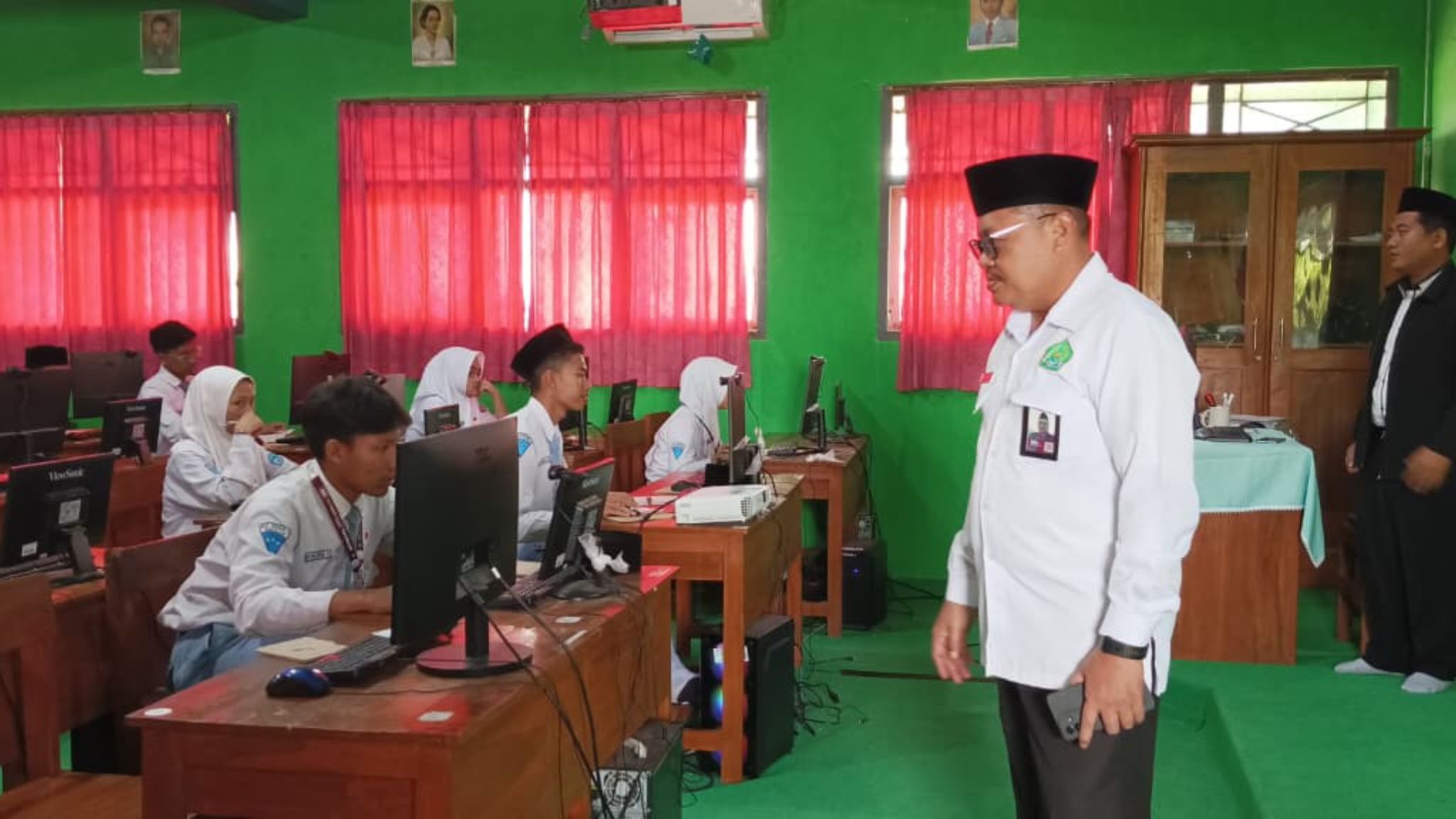 Hadir Berikan Semangat, Kakankemenag Nganjuk Pantau Pelaksanaan TKA dari Dekat
